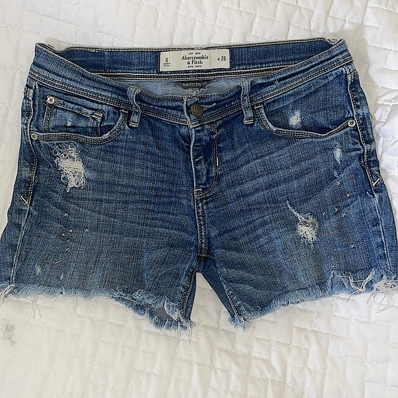 Free with any purchase 10$ or more. Abercrombie distressed Jean Short Size 28 - Picture 1 of 6